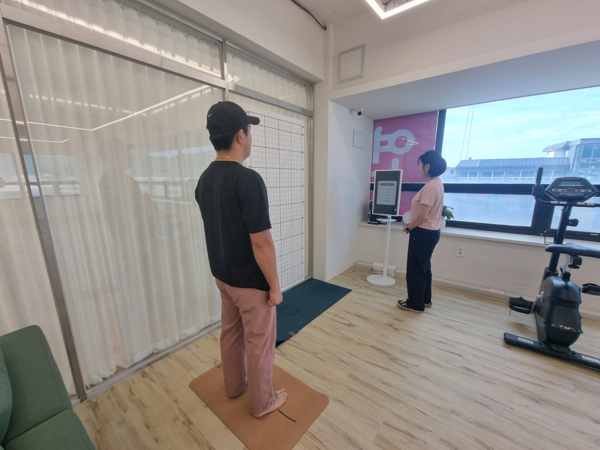 '연 필라테스'에서 AI 체형분석기 FX-2로 고객 체형을 3D로 분석하는 모습 /사진=비스타컨설팅연구소