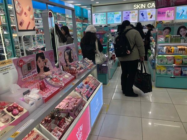 외국인 관광객들과 내국인 고객들로 붐비는 다이소 명동역점 뷰티 코너 모습. /사진=김현정 기자