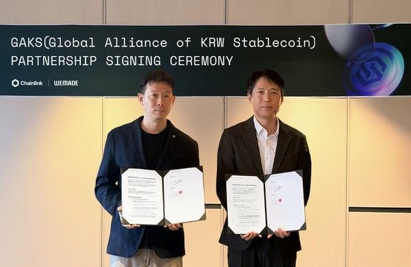 션 정(Sean Chung) 체인링크 랩스 APAC 비즈니스 파트너십 총괄, 김석환 위메이드 부사장(왼쪽부터) / 사진=위메이드