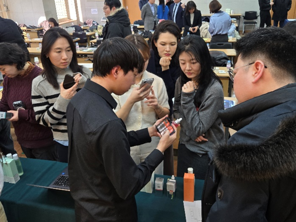 TIPA 및 피노키오랩 관계자가 실제 제품을 활용해 AI 감정 기술 시연을 진행하고, 관계자들이 현장에서 직접 테스트하는 모습. /사진=TIPA