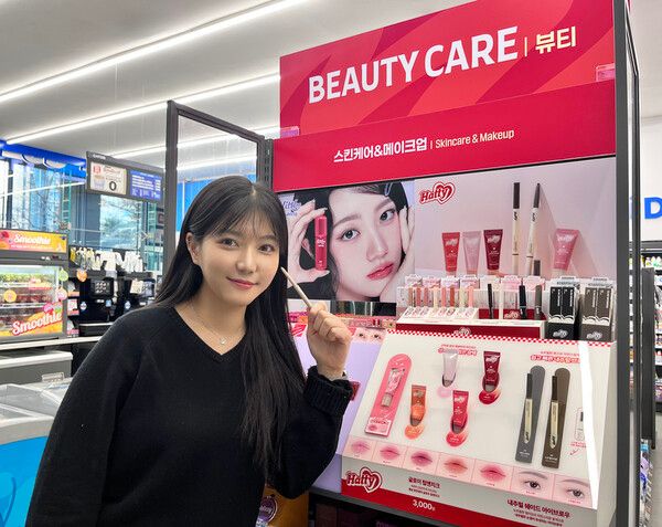 GS25 뷰티 특화매장에서 모델이 3000원 손앤박 아이라이너를 들고 있다. /사진=GS25