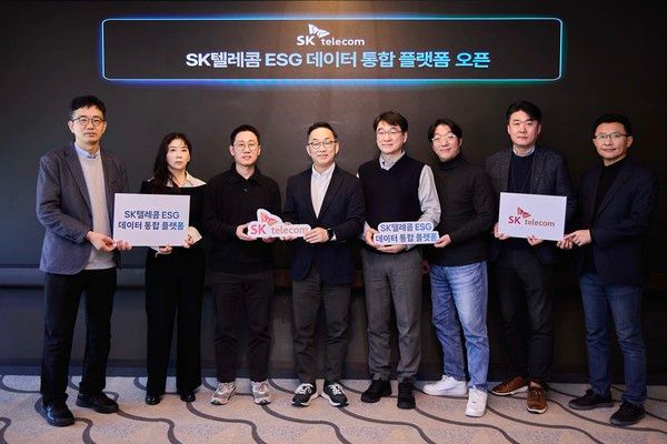 엄종환 SKT ESG추진실장(왼쪽 네번째)과 SKT 자회사 ESG 임원들이 'ESG데이터 통합 플랫폼' 론칭 기념 촬영을 하는 모습. /사진=SKT