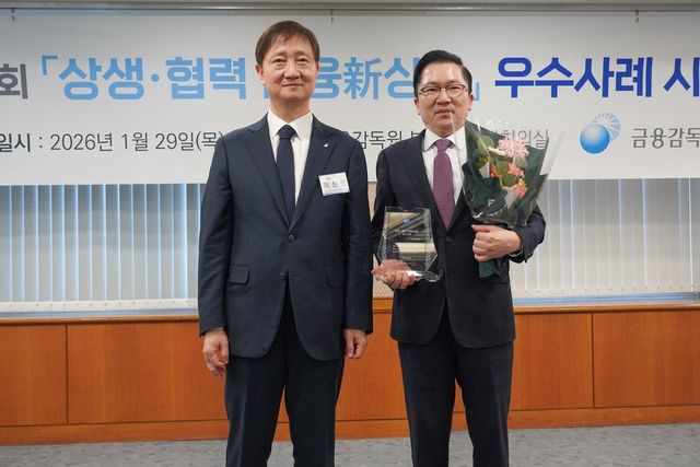 29일 금융감독원에서 열린 '제7호 상생·협력 금융신상품 우수사례 시상식'에서 이찬진 금감원장(왼쪽)과 나채범 한화손해보험 대표이사가 기념사진을 촬영하고 있다. / 사진=한화손해보험