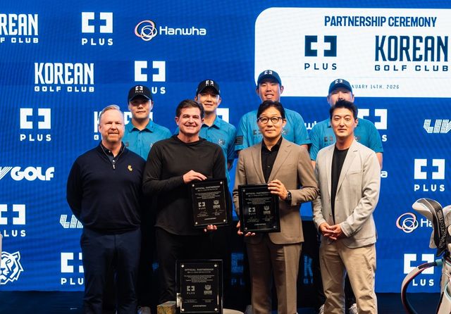 지난&nbsp;14일 미국 플로리다에서&nbsp;크리스 헥 LIV&nbsp;골프 사장(왼쪽부터),&nbsp;스콧 오닐 LIV&nbsp;골프&nbsp;CEO,&nbsp;박찬혁 한화생명&nbsp;PLUS실장,&nbsp;마틴 김 한국 지사장 겸&nbsp;KGC&nbsp;총괄 매니저가 코리안 골프 클럽 선수단과 함께 공식 스폰서십 체결 행사를 진행 후 기념 촬영을 하고 있다. / 사진=한화금융