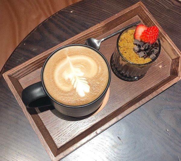 30일 스타벅스 리저브 광화문에서 주문한 '두바이 생딸기 치즈 컵케이크'와 라떼 /사진=김현정 기자