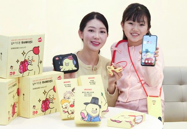 LG유플러스 모델이 U+키즈폰 무너폰2를 소개하고 있다./사진=LG유플러스