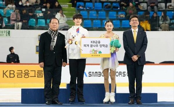 왼쪽부터)&nbsp;장국환 대한빙상경기연맹 부회장,&nbsp;유동한(하안북중),&nbsp;허지유(서울시빙상연맹),&nbsp;박진영&nbsp;KB금융지주 브랜드담당 부행장이 지난&nbsp;4일,&nbsp;목동 아이스링크에서 진행된 장학금 전달식에서 기념촬영을 하고 있다. /사진=KB금융그룹