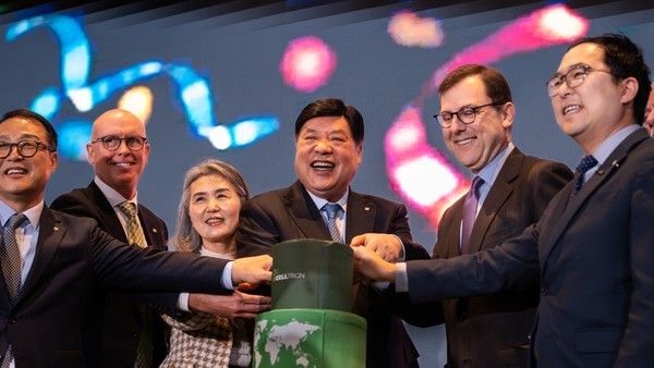 셀트리온, 미국 브랜치버그 생산시설 개소식. (왼쪽부터)기우성 셀트리온 부회장, 토드 윙지(Todd Winge) 셀트리온 브랜치버그 대표이사, 박경옥 셀트리온홀딩스 수석 부회장, 서정진 셀트리온그룹 회장, 토마스 킨 주니어(Thomas Kean Jr.) 연방 뉴저지 하원의원, 앤디 김(Andy Kim) 연방 뉴저지 상원의원 / 사진=셀트리온