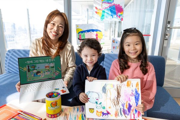 KT가 영유아동 전용 IPTV 서비스인 지니 TV 키즈랜드에서 '함께 그린 책 3' 어린이 작가 공모전을 진행하고, 이와 연계해 국내 최대 심리상담센터 '허그맘 허그인'과 함께하는 부모 교육 워크숍을 개최한다. 어린이 모델이 지니 TV 키즈랜드 '함께 그린 책 3' 어린이 작가 공모전과 부모 교육 워크숍을 소개하는 모습. /사진=KT