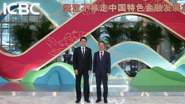 이날 면담을 가진진옥동 신한금융그룹 회장(오른쪽)과 랴오 린 ICBC 회장이 기념촬영을 하고 있다. /사진=신한금융