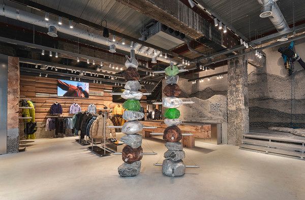 코오롱스포츠 서울 매장 1층 내부 /사진=코오롱FnC