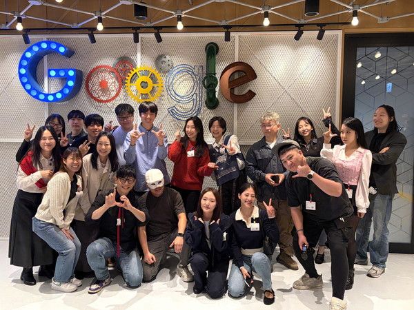 LG유플러스는 지난 2일 U+BOOSTUS 우수 활동자 18명을 대상으로 서울 강남구 구글코리아 오피스에서 AI 콘텐츠 제작 교육 프로그램을 진행했다. U+BOOSTUS 우수 활동자 18명이 구글코리아 오피스에서 기념 촬영하고 있다. /사진=LG유플러스