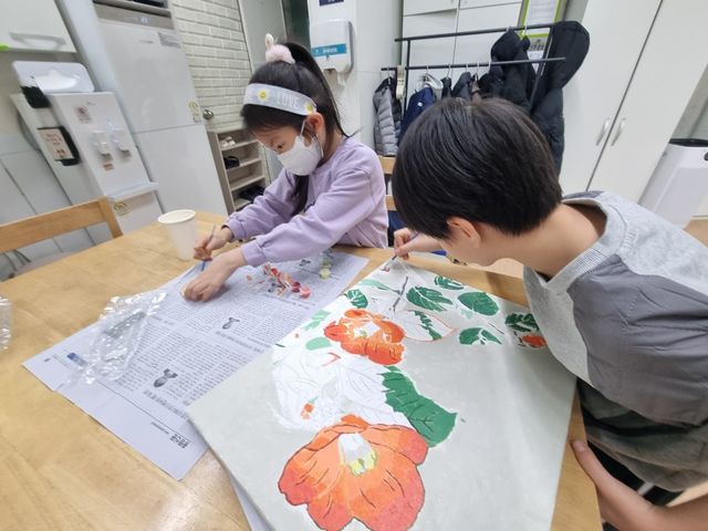 연장돌봄 서비스를 제공하고 있는 한 마을돌봄시설에서 아이들이 미술 활동을 하고 있다. / 사진=KB금융그룹