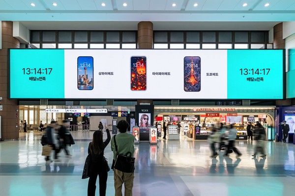 9일 배달의민족의 새 광고 캠페인이 김포국제공항 입국장 미디어월에 송출되고 있다. /사진=우아한형제들