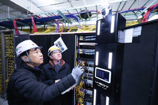 AI 에이전트와 디지털트윈 기반 기술을 상용망에 적용해 네트워크 운영 전반을 자율화하는 '자율 운영 네트워크'(Autonomous Network) 전략을 본격화한다고 10일 밝혔다. 사진은 LG유플러스 직원이 AI 자율주행 로봇 'U-BOT'을 소개하는 모습. /사진=LG유플러스