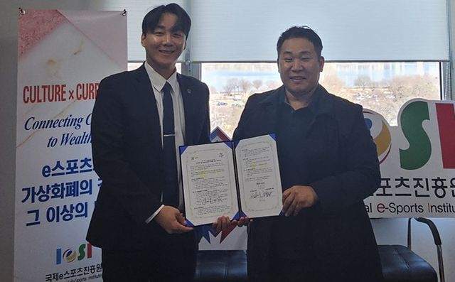 김태진 제이링크코리아 대표(왼쪽)와 박재관 XT 한국지사장이 기념촬영을 하고 있다. / 사진=제이링크코리아