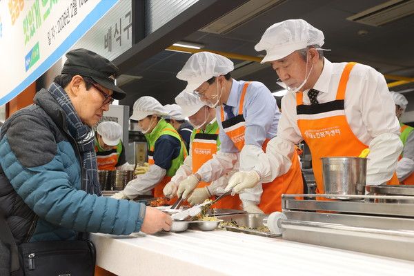 강호동 농협중앙회장(오른쪽)과 강태영 농협은행장(오른쪽에서 두번째)이 농협봉사단과 함께 새해맞이 배식 봉사활동을 하고 있다. /사진=농협