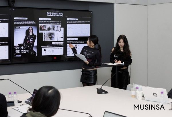 지난 1월 무신사 성수 N1 본사에서 열린 'MNFS' 6기 파이널 트랙 심사 과정에 참여한 '이양'(EYANG) 브랜드 디렉터들이 발표하는 모습 /사진=무신사