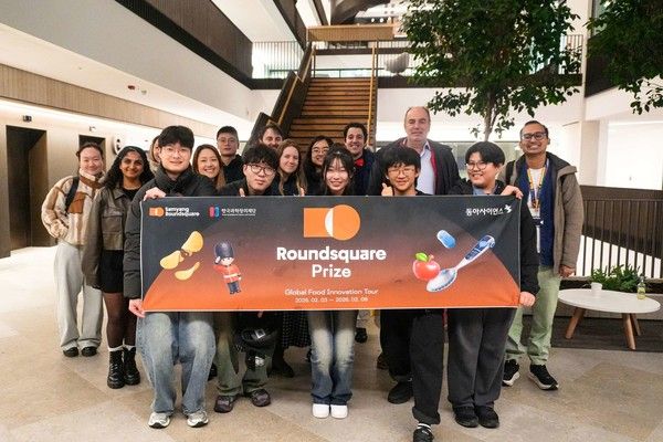 영국 옥스퍼드 대학교를 방문한 '라운드스퀘어 프라이즈'&nbsp;대상 수상팀들(앞줄)이 찰스 스펜스 교수 및 연구팀(뒷줄)과 기념촬영을 하고 있다. 사진=삼양라운드스퀘어·삼양식품 제공