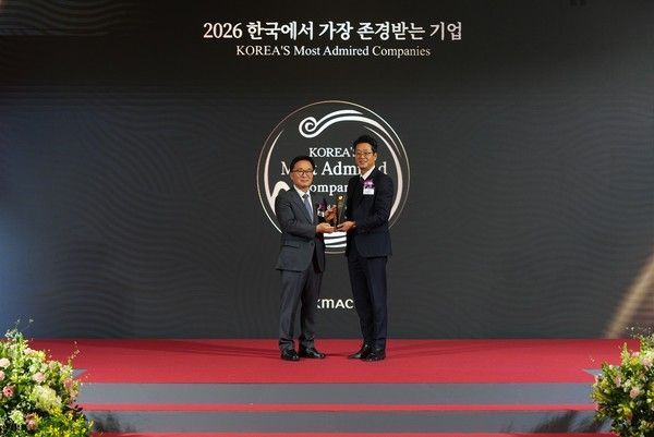 지난 10일 열린 '한국에서 가장 존경받는 기업' 시상식에서 한수희 한국능률협회컨설팅(KMAC)&nbsp;대표(왼쪽)와 고정수 매일유업 부사장(오른쪽)이 수상 기념 촬영을 하고 있다.&nbsp;매일유업은 유업계 부문 최초로&nbsp;9년 연속&nbsp;1위를 수상했다. /사진=매일유업