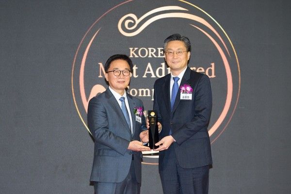 10일 한국능률협회컨설팅 주관으로 여의도 콘래드 서울에서 열린 '2026년 제23차 한국에서 가장 존경받는 기업' 인증식에서 풀무원 김종헌 경영기획실장(오른쪽)이 한국능률협회컨설팅 한수희 대표이사(왼쪽)로부터 '한국에서 가장 존경받는 기업' 올스타(All Star)&nbsp;상패를 수여받고 기념 촬영을 하고 있다. /사진=풀무원