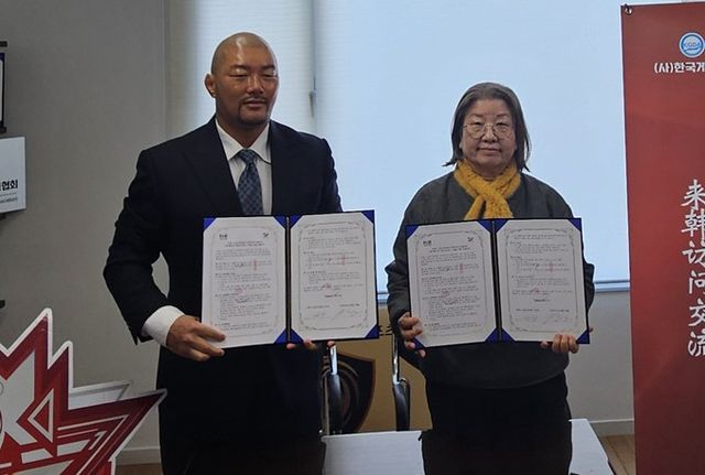 육진수 굿파이터즈 엔터테인먼트 의장(왼쪽)과 전옥이 국제e스포츠 진흥원 이사장이 업무협약을 체결하고 기념촬영을 하고 있다. / 사진=제이링크코리아