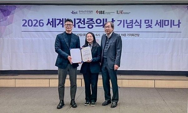 지난 10일 남양유업이 세계 뇌전증의 날을 맞아 한국뇌전증협회가 주최한 기념식에서 뇌전증 환우를 위한 ‘임직원 나눔 장학금’을 전달하며 기념 촬영을 하고 있다. (왼쪽부터)&nbsp;장종진 남양유업 브랜드팀 과장, 김흥동 한국뇌전증협회 이사장 /사진=남양유업