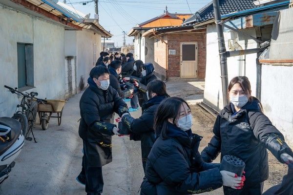 콜마그룹 신입사원들이 연탄나눔 봉사활동을 진행하고 있다. / 사진=콜마그룹