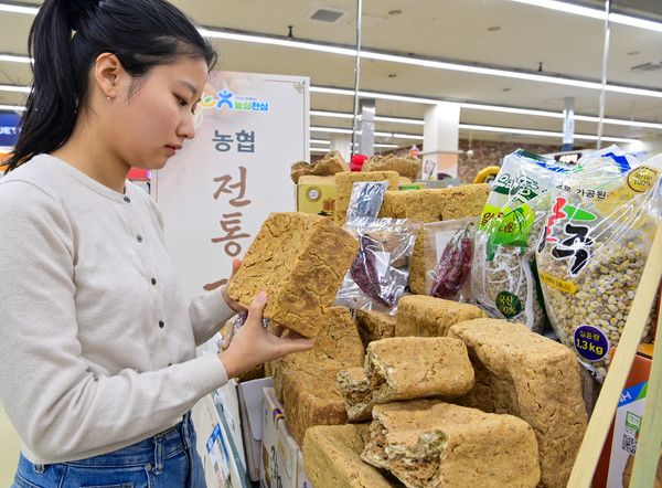 서울 서초구 하나로마트 양재점에서 모델이 국내산 메주를 선보이고 있다. /사진=농협유통