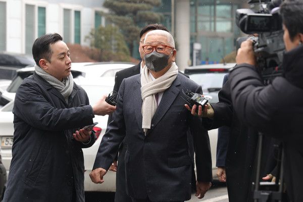 삼표그룹 정도원 회장(가운데)이 10일 오후 경기도 의정부시 가능동 의정부지방법원에서 선고 공판 출석을 위해 법정으로 이동하고 있다. 지난 2022년 1월 삼표산업 양주 사업소에서 채석장 토사가 무너지며 작업 중이던 근로자 3명이 사망했다. 이는 중대재해 처벌 등에 관한 법률(중처법)이 시행된 지 이틀 만에 발생한 1호 사고다. /사진=연합뉴스