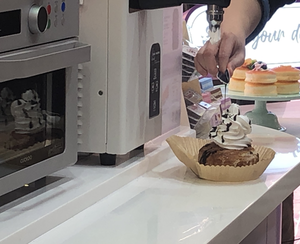 디저트 빵에 휘핑크림을 얹고 초코시럽을 뿌린 모습 /사진=김현정 기자