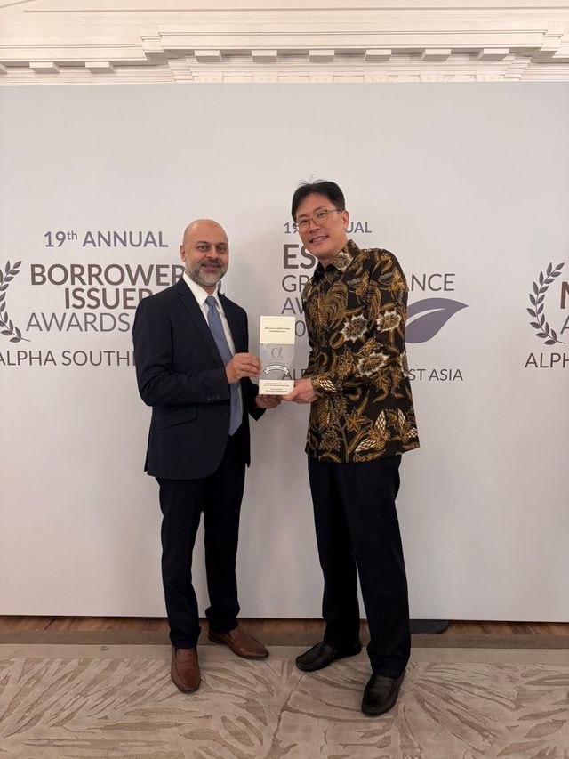 지난 12일 싱가포르 더 풀러턴 호텔에서 열린 시상식에서 남경훈 한국투자증권 인도네시아 법인장(오른쪽)과 시디크 바자르왈라 알파사우스이스트아시아 CEO(최고경영자)가 기념 촬영을 하고 있다. / 사진=한국투자증권