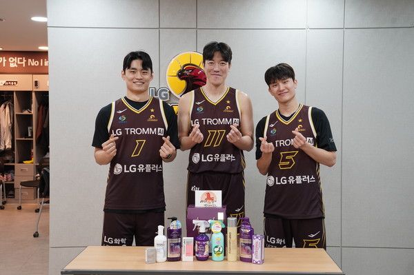 LG생활건강이 지난 12일 경남 창원체육관에서 LG세이커스 프로농구 선수단을 찾아 특별 선물세트를 전달했다.&nbsp;(왼쪽부터 유기상, 허일영, 양준석 선수) /사진=LG생활건강