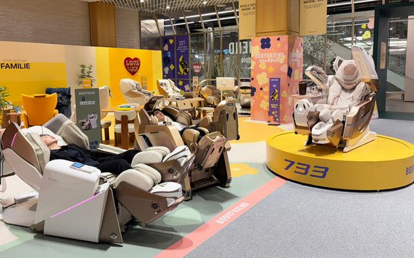 더현대 서울 바디프랜드 건강수명충전소에서 고객들이 헬스케어로봇을 체험하고 있다. /사진=바디프랜드