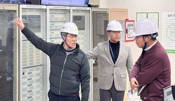 지난 13일&nbsp;경기&nbsp;안성농식품물류센터를&nbsp;방문한&nbsp;박서홍&nbsp;농협중앙회&nbsp;부회장(사진&nbsp;왼쪽)이&nbsp;현장&nbsp;상황을&nbsp;살펴보고&nbsp;있다. /사진=농협중앙회