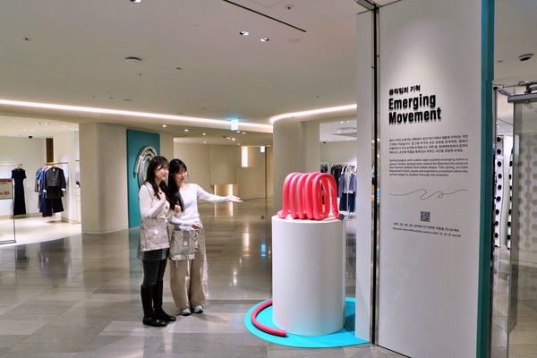 서울시 소공동에 위치한 롯데백화점 본점에 선보인 첫 '아트 VM 프로젝트' 작품을 바라보는 고객의 모습 /사진=롯데백화점