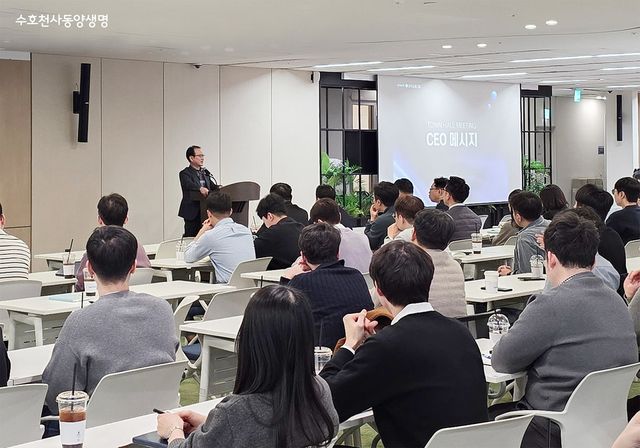 성대규 동양생명 대표이사가 지난 13일 열린 타운홀 미팅에서 임직원에게 경영 전략 방향 등에 대해 설명하고 있다. / 사진=동양생명