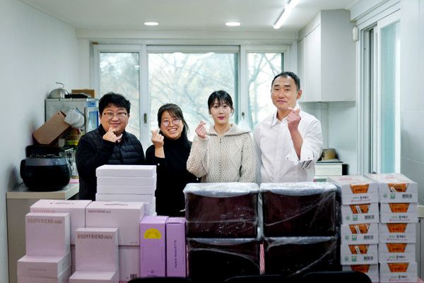 비젼학교 지역아동센터 박우미 부장과 바디프랜드 직원복지팀 관계자들이 기념 촬영을 하고 있다. / 사진=바디프랜드