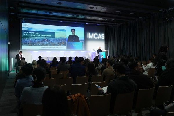국제미용성형학회 'IMCAS World Congress 2026'에서 홍경국 원장이 라풀렌의 시술법을 소개하고 있다. / 사진=삼양바이오팜