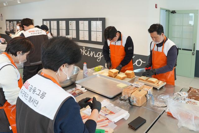 BNK부산은행은 지난 21일 지역사회 나눔을 실천하고 상생금융의 가치를 현장에서 구현하기 위해 'BNK부산은행 지역봉사단 2월 정기 봉사활동'을 실시했다. / 사진=BNK부산은행