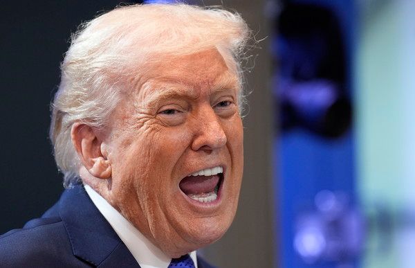 20일(현지시간) 미국 연방 대법원이 도널드 트럼프 대통령의 상호관세 정책에 대해 위법 판결을 내린 직후 트럼프 대통령은 기자회견에서 관세를 무효화하는 데 찬성한 판사들에 대해 