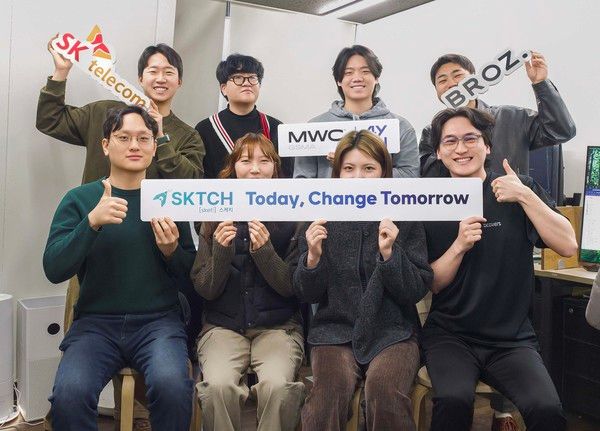 SK텔레콤(SKT)은 'MWC26'의 부대행사인 '4YFN'(4 Years from Now)에서 AI·ESG 분야의 혁신 스타트업들을 위한 단독 전시관을 운영하고, 이들의 글로벌 투자 유치와 판로 개척까지 함께 지원한다고 24일 밝혔다. 브로즈 김찬일, 김승윤 대표와 임직원들이 'SKT 스타트업 전시관'의 슬로건을 들고 포즈를 취하는 모습. /사진=SKT