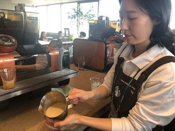 스타벅스코리아 엑설런트 코치가 25일 스타벅스지원센터에서 열린 '커피 클래스'에서 '에어로카노'의 에어레이팅 기술을 선보이고 있다. /사진=김현정 기자