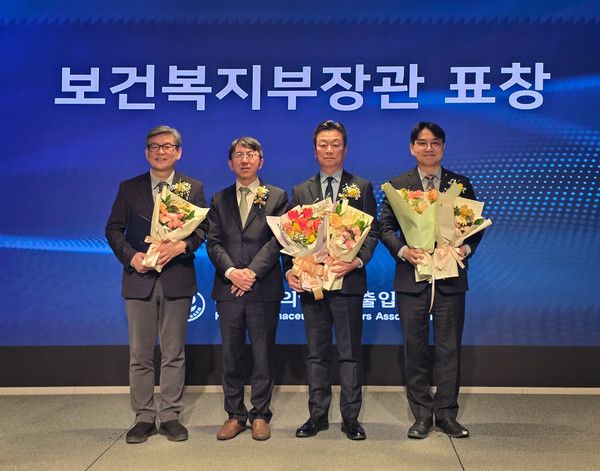 유준하 동화약품 대표(왼쪽에서 세 번째)한국의약품수출입협회 보건복지부장관 표창 / 사진=동화약품