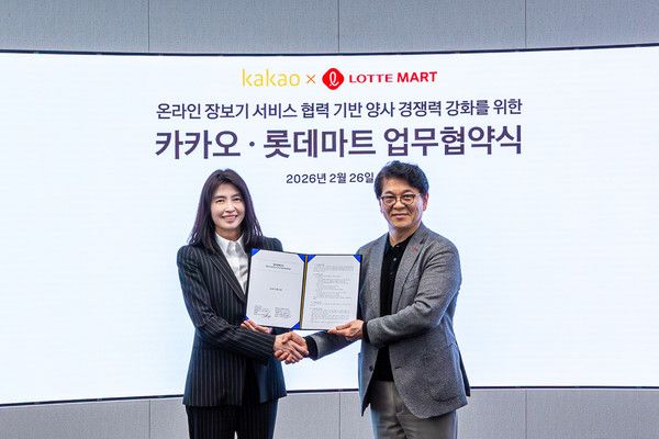 (왼쪽) 카카오 정신아 대표이사 (오른쪽) 롯데마트·슈퍼 차우철 대표 /사진=카카오