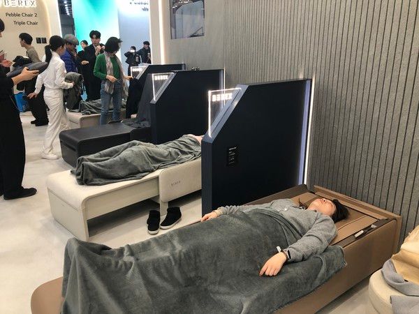 코웨이 '비렉스 리클라이닝 마사지셋'을 체험하는 방문객들의 모습 /사진=김현정 기자