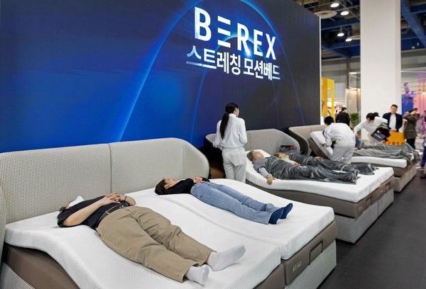 코웨이 '비렉스 스트레칭 모션베드 R시리즈'를 체험하는 모습. 매트리스 내부의 듀얼 스트레칭셀이 움직여 허리를 자동으로 스트레칭해주는 기능을 갖췄다. /사진=코웨이
