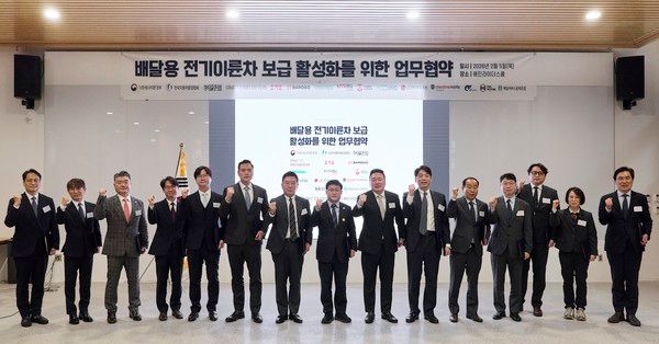 5일 오전 경기도 하남시에 위치한 배민라이더스쿨에서 우아한형제들 윤석준 총괄사장(왼쪽에서 일곱 번째), 기후부 김성환 장관(왼쪽에서 여덟 번째) 및 주요 참석자들이 기념사진을 촬영하고 있다. /사진=배달의민족