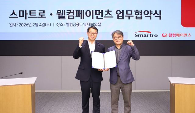 최문용 웰컴페이먼츠 대표이사와 스마트로 장길동 대표이사가 업무협약식 후 기념촬영을 하고 있다. / 사진=웰컴페이먼츠