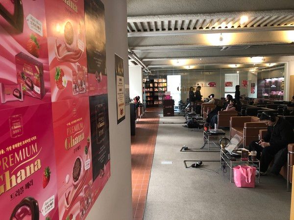 '프리미엄 가나'와 밸런타인데이 컬래버레이션을 하는 성수동 복합문화공간 LP카페 '바이닐성수'의 모습 /사진=김현정 기자